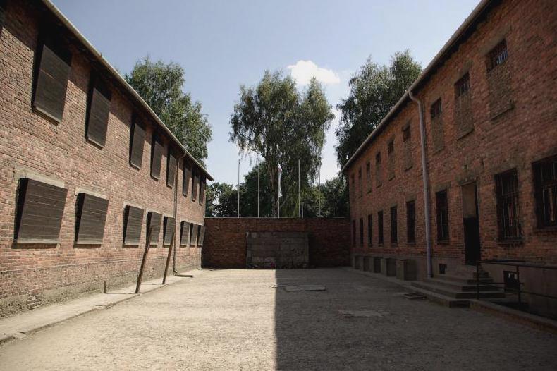 ściana śmierci w Auschwitz 