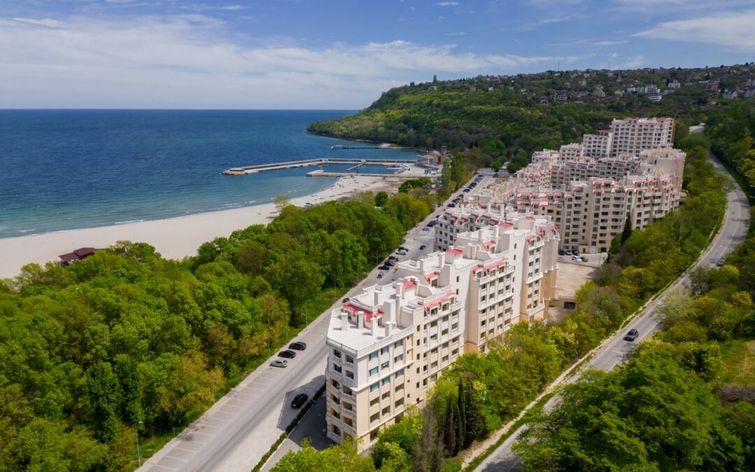 Planowanie udanego urlopu w Mielnie. Jak połączyć komfortowe warunki mieszkalne z bliskością natury i plaży?