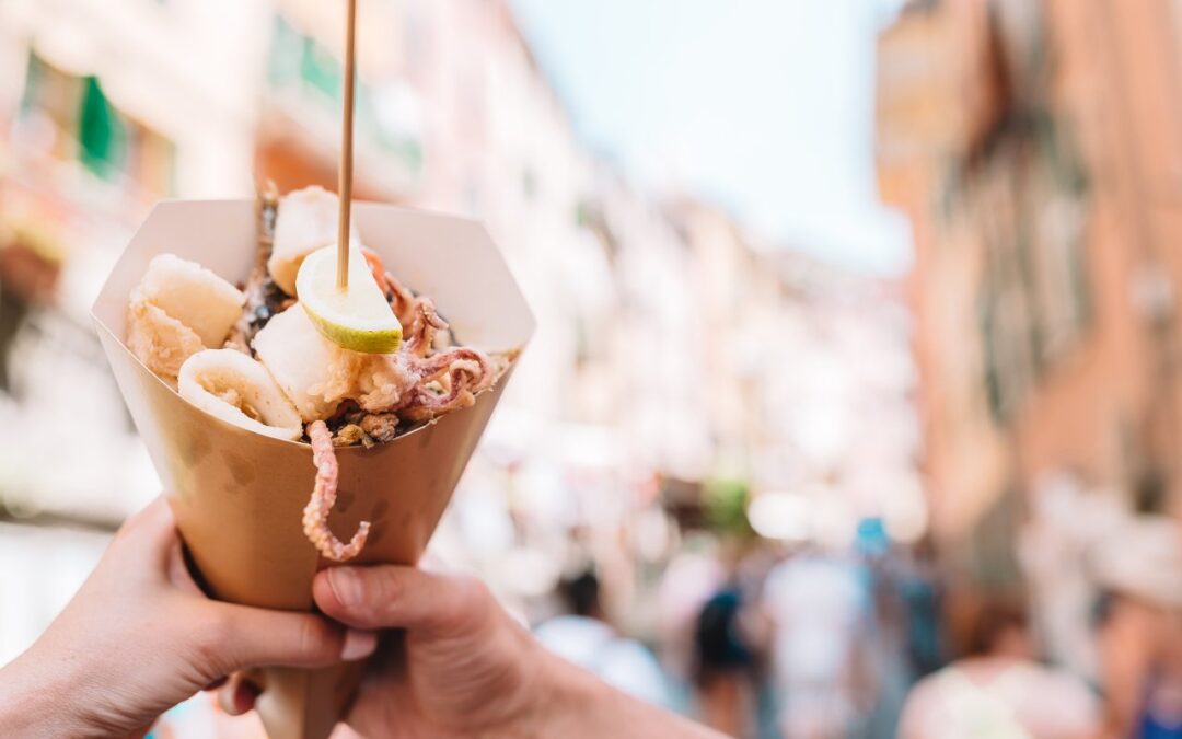 Street food na wakacjach. Jak wybierać miejsca, w których warto zjeść?